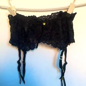 🧚🏼‍♂️ 3 FOR 30 🧠 Black lace garter belt NW